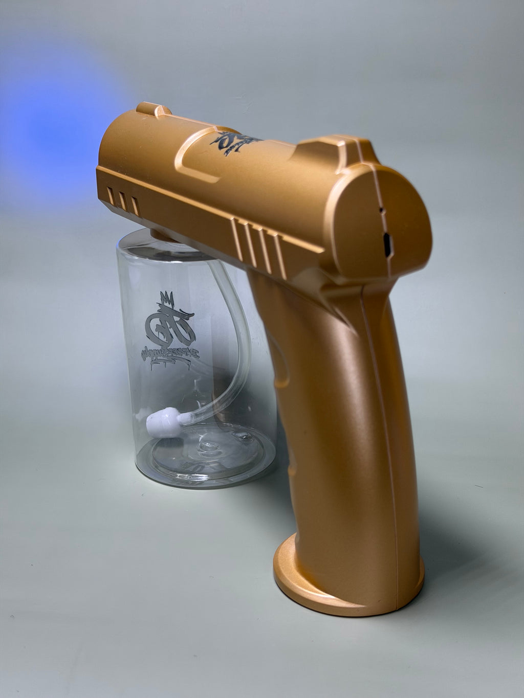 Pistola Pulverizadora
La herramienta perfecta para mantener tu barbería y tu hogar siempre frescos, limpios y desinfectados.
Potente, moderna y con un diseño premium en acabado dorado y negro .