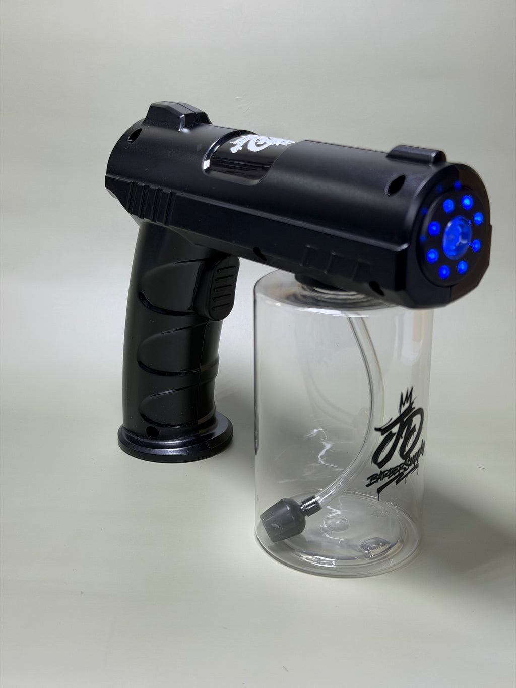 Pistola Pulverizadora
La herramienta perfecta para mantener tu barbería y tu hogar siempre frescos, limpios y desinfectados.
Potente, moderna y con un diseño premium en acabado dorado y negro .