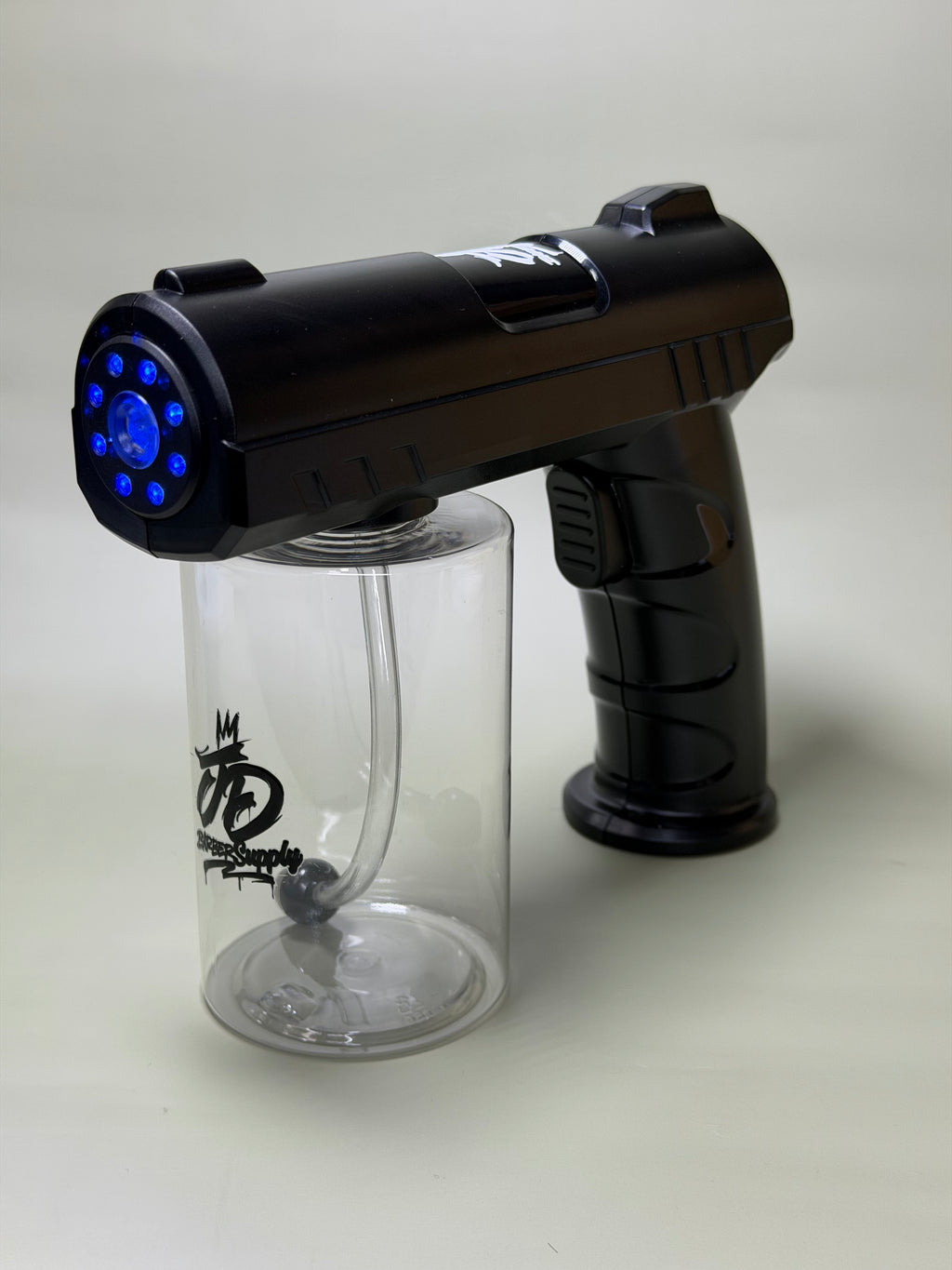 Pistola Pulverizadora
La herramienta perfecta para mantener tu barbería y tu hogar siempre frescos, limpios y desinfectados.
Potente, moderna y con un diseño premium en acabado dorado y negro .