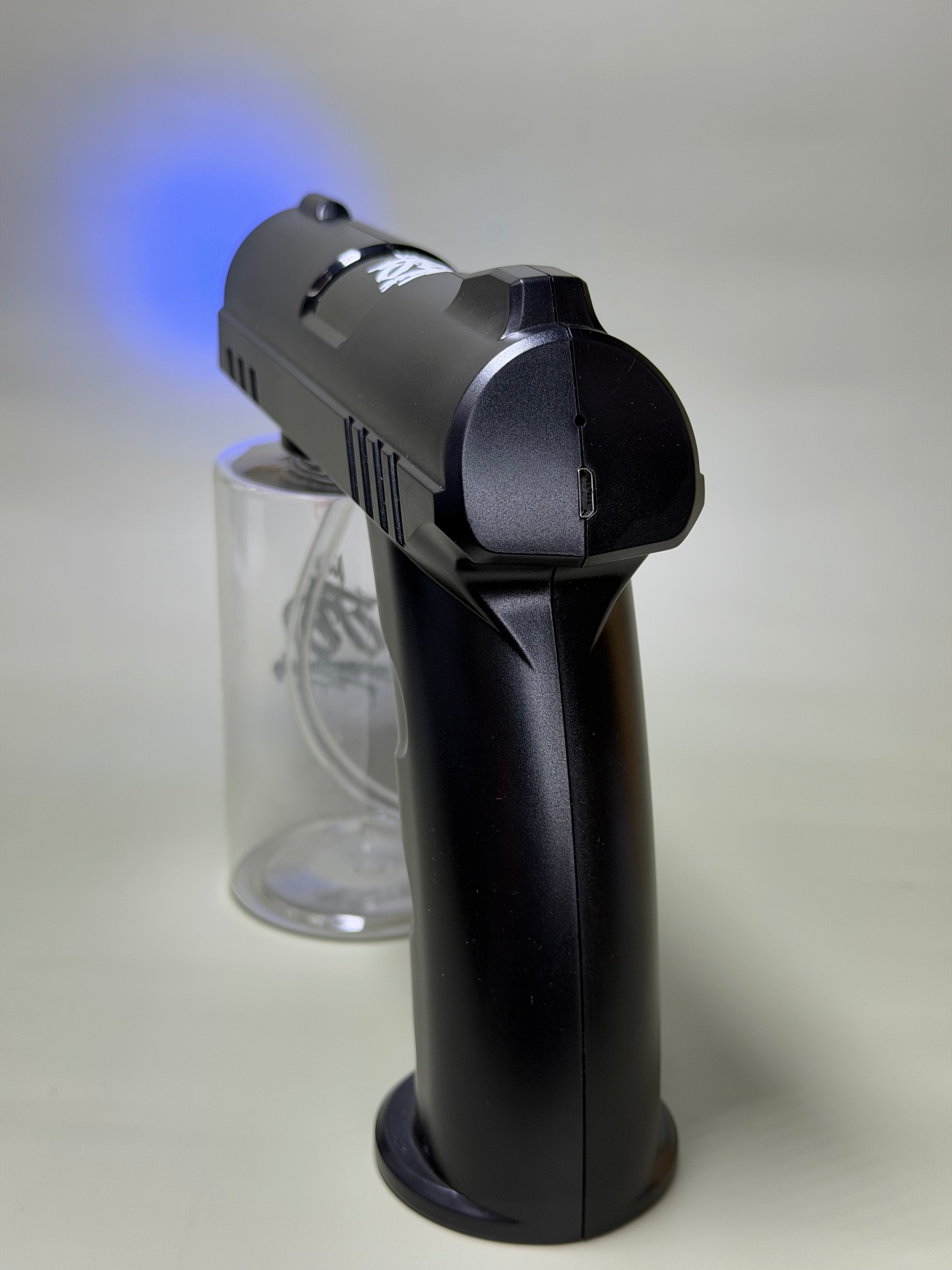 Pistola Pulverizadora
La herramienta perfecta para mantener tu barbería y tu hogar siempre frescos, limpios y desinfectados.
Potente, moderna y con un diseño premium en acabado dorado y negro .