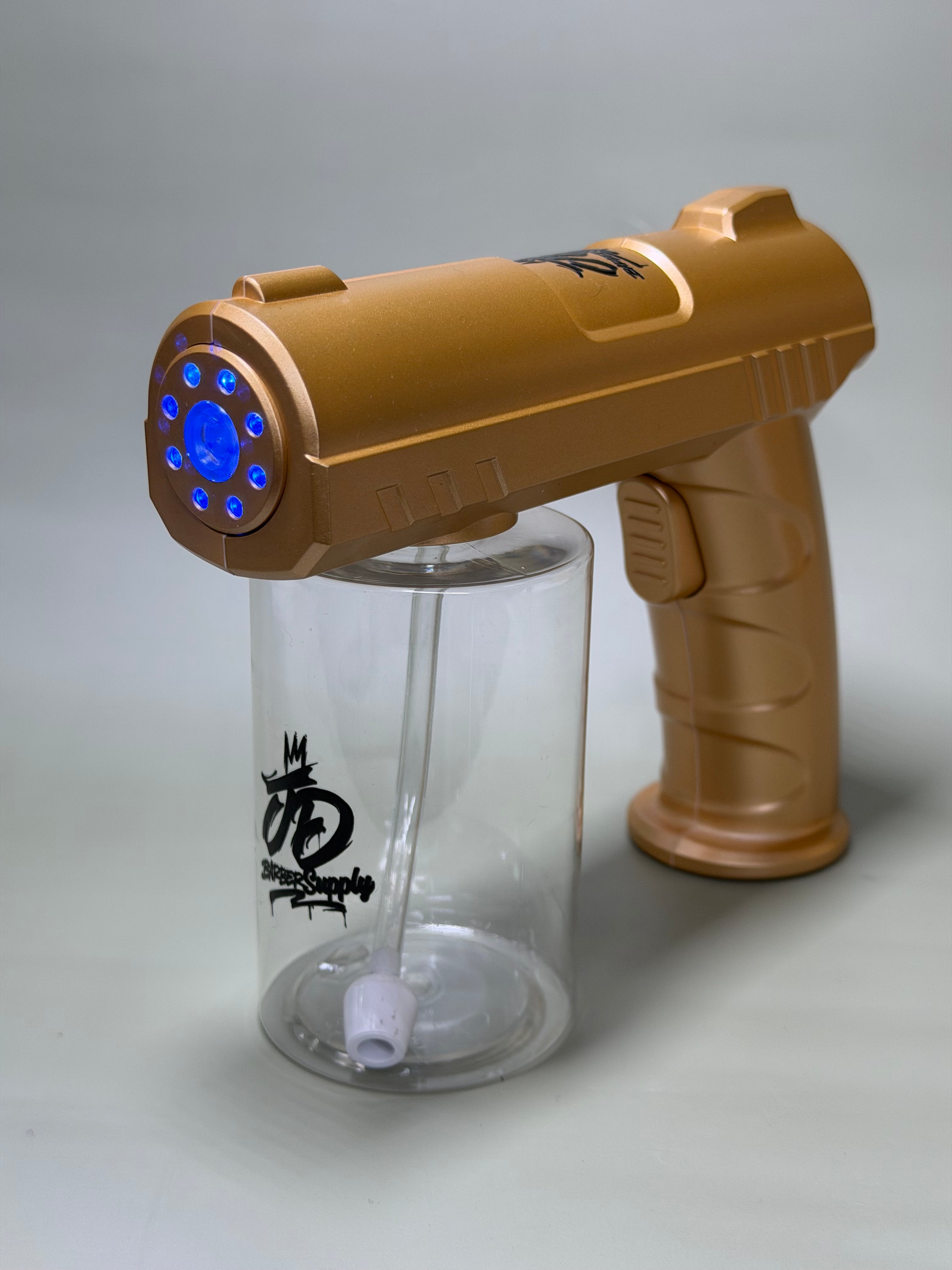 Pistola Pulverizadora
La herramienta perfecta para mantener tu barbería y tu hogar siempre frescos, limpios y desinfectados.
Potente, moderna y con un diseño premium en acabado dorado y negro .