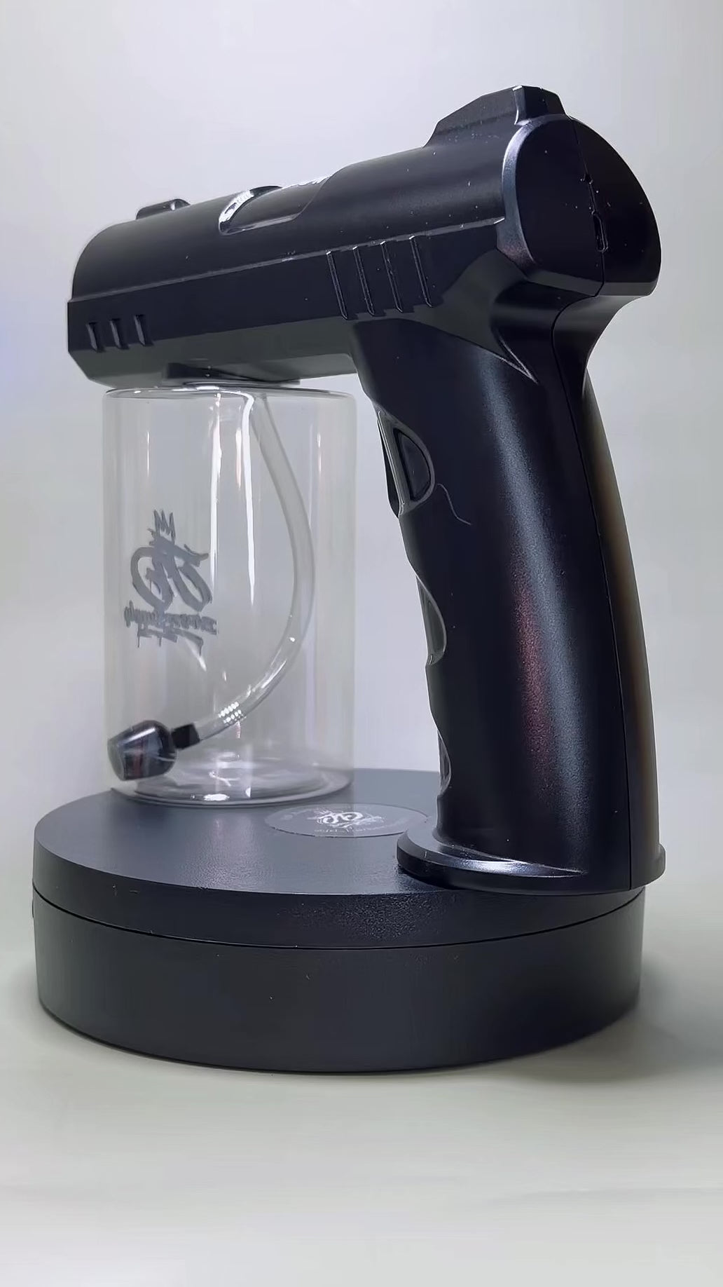 Pistola Pulverizadora
La herramienta perfecta para mantener tu barbería y tu hogar siempre frescos, limpios y desinfectados.
Potente, moderna y con un diseño premium en acabado dorado y negro .